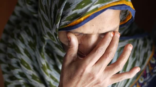 Femei în vârstă care suferă de dureri oculare vedere de sus — Videoclip de stoc