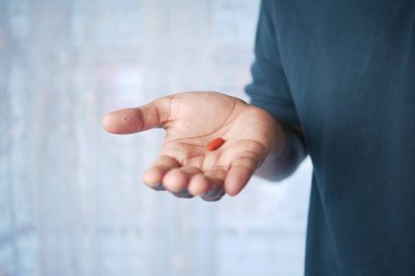  Adam elinde fotokopi alanı olan hapları tutuyor. 