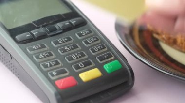 genç bir adamın kredi kartıyla ödeme yapması konsepti.