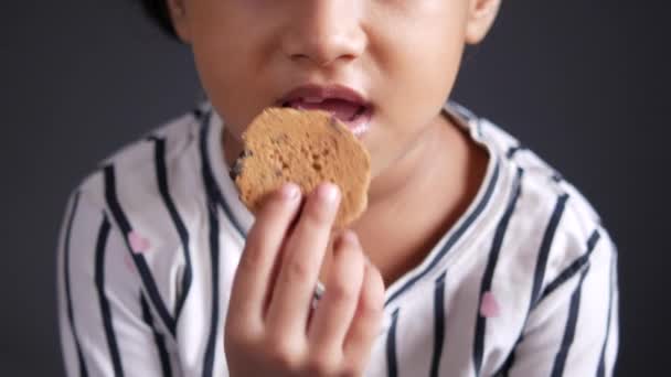 Dítě jíst čokoládové sušenky zavřít — Stock video