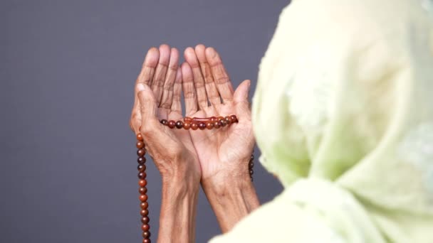 Vista posteriore delle donne anziane mano pregando a Ramadan — Video Stock