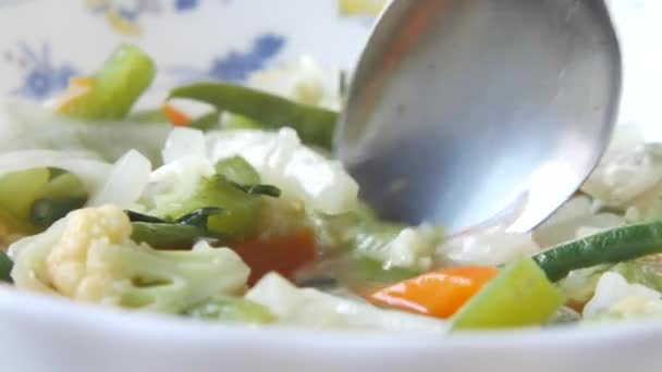 Saladier de légumes frais sur la table, — Video