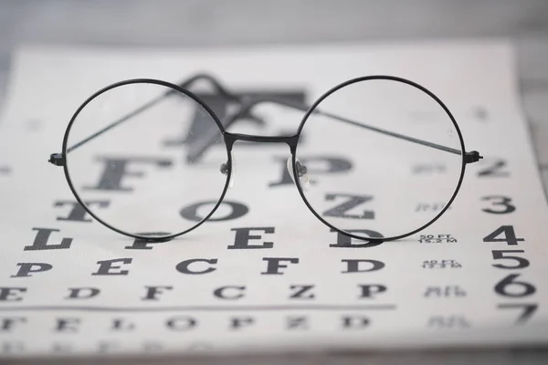 Görme düzeltmesi için test hedefi olan oftalmolog aksesuar gözlükleri.