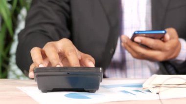 Ofis masasındaki hesap makinesini kullanarak muhasebeciyi kapat.