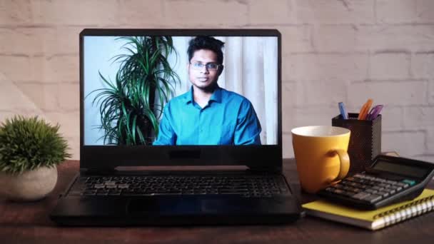Бизнесмен В дисплее видеоконференции на экране ноутбука — стоковое видео