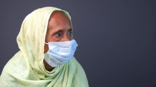 Porträtt av en gammal indiansk kvinna med kirurgisk mask — Stockvideo
