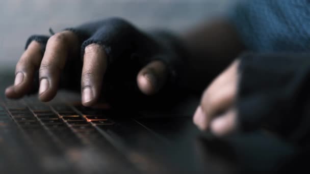 Mão hacker roubando dados de laptop de cima para baixo — Vídeo de Stock