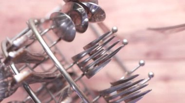 Masanın üzerinde çatal ve bıçak olan peçete..