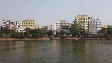 Bangladeş 'in Dhaka şehrindeki nehir kıyısındaki finansal ve konut binaları 