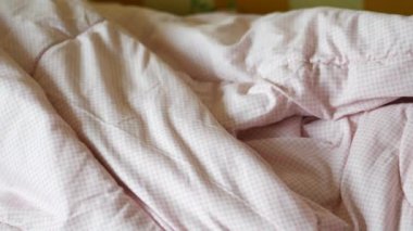 Sabahın köründe dağınık yatak, uyandıktan sonra dağınık yatak. 