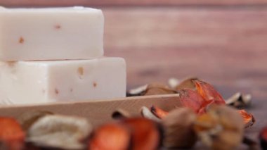 Ev yapımı sabun ve siyah arka planda kuru çiçek. 