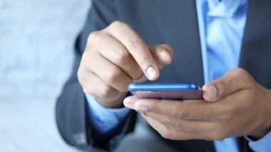 İşadamları akıllı telefon kullanır.