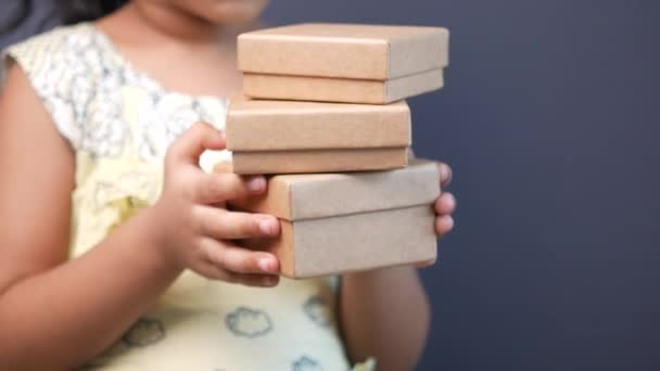 Gyermek kézi házi készítésű ajándékdoboz — Stock videók