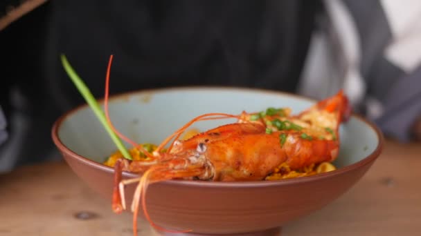 Sabroso gambas fritas en un plato en la mesa — Vídeo de stock