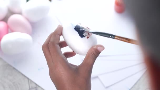 Painting easter egg with a brush — Stock Video