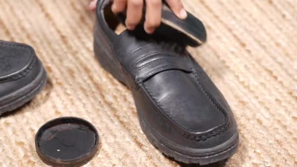 Membersihkan sepatu dengan sikat di lantai — Stok Video