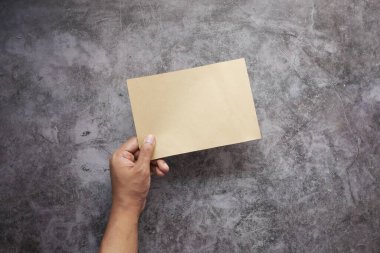Masadaki boş kağıt üzerindeki erkeklerin üst görünümü 