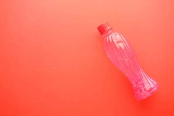Čerstvá pitná voda v plastové láhvi na růžové — Stock fotografie