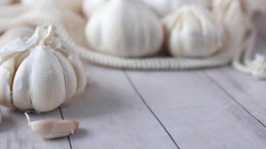 Beyaz arkaplanda pf sarımsağı kapat,