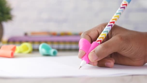 Barn med hjälp av skriva korrigator pennhållare hållfasthet grepp — Stockvideo