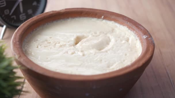 Свежий йогурт в миске на столе — стоковое видео