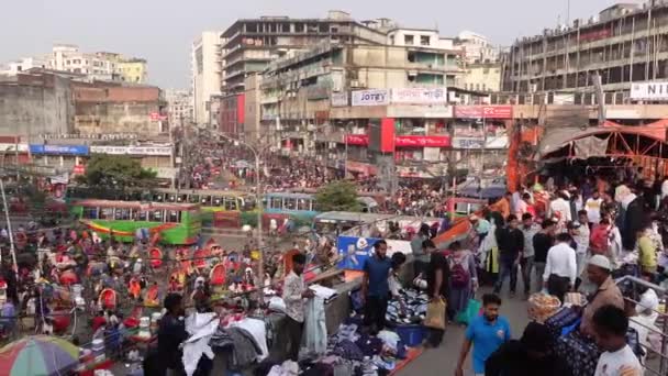 Dhaka bangladesh 24 de maio de 2021. Pessoas em um corvo andando — Vídeo de Stock