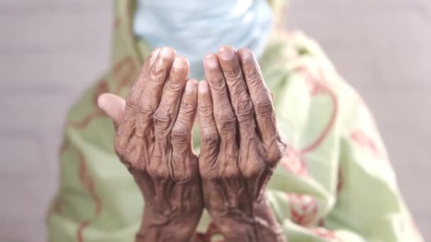 Oudere vrouwen met een gezichtsmasker hand bidden bij ramadan — Stockvideo
