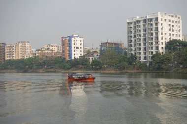 dhaka bangladeş 23 Kasım 2021 nehir kenarındaki konut binaları 