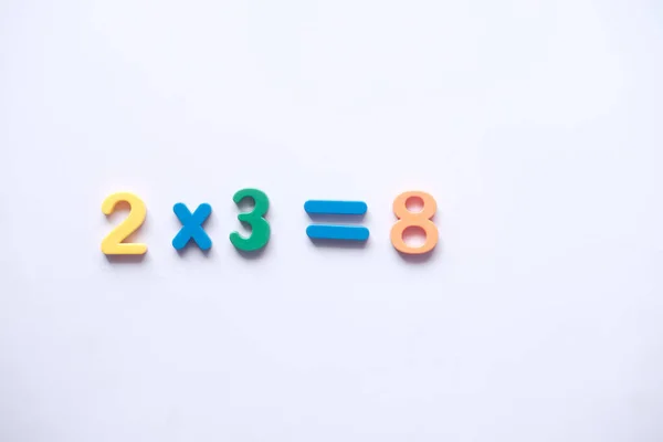 Beyaz kağıt eğitim konseptinde matematik formülünde hata — Stok fotoğraf