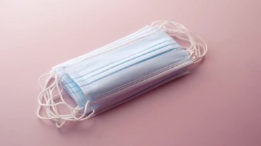 Masadan mavi bir cerrahi maske seç. 