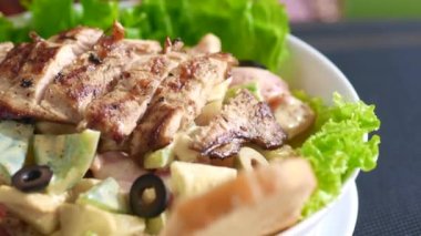 Izgara tavuk ve taze sebze salatası..