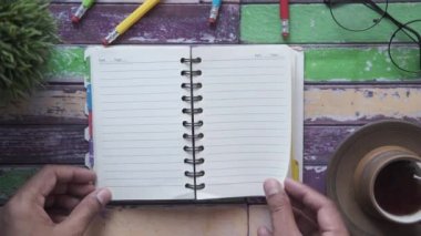  Günlüğün çağrı cihazını çeviren bir adamın el görüntüsü. 