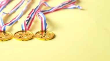 Sarı arka plana karşı Birincilik Throphy
