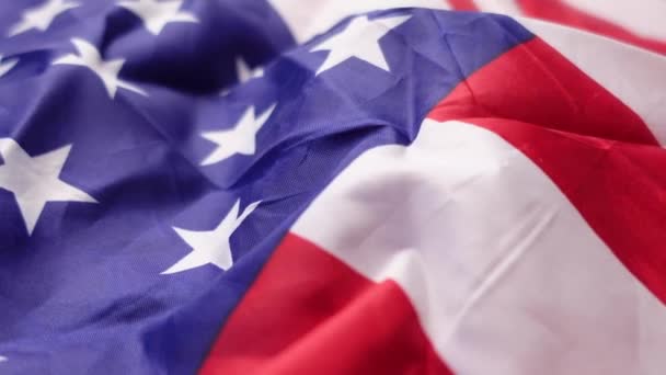 Amerykańska flaga na czerwonym tle widok z góry — Wideo stockowe