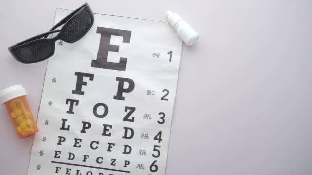 Acessórios oftalmologistas óculos com um alvo de teste para correção de visão — Vídeo de Stock