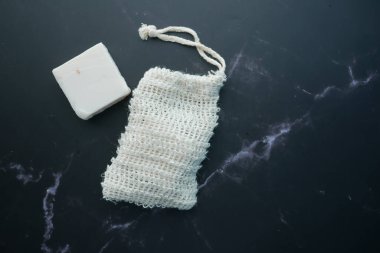 Beyaz arkaplanda boş sabun torbası ,