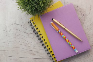 Masadaki renkli not defterinin yüksek açılı görünümü 