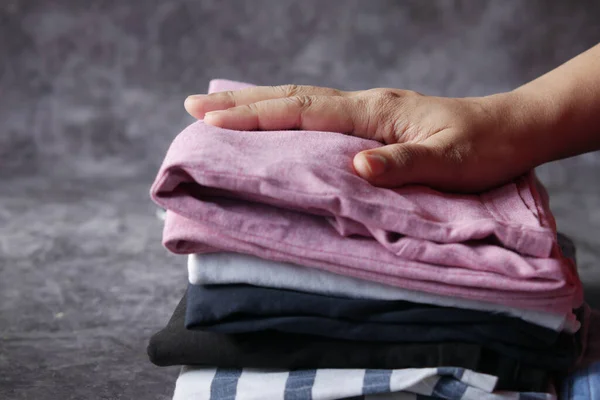 El primer plano de la pila de la ropa en la mesa . — Foto de Stock