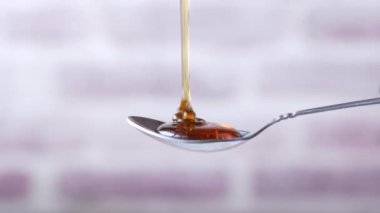 Bir kaşığa düşen taze balı kapat.