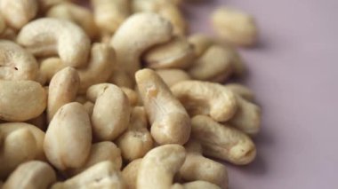 Fotokopi alanı olan pembe arkaplanda kaju fıstığı 