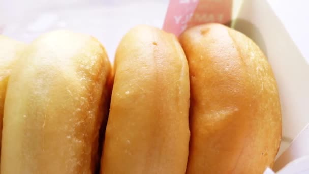 Donuts em um pacote de take away na mesa — Vídeo de Stock