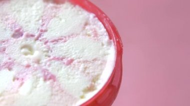 Vanila aromalı dondurmayı kabın içine koy. 