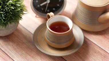 Sabahın köründe yeşil çay dolduruyorum. 