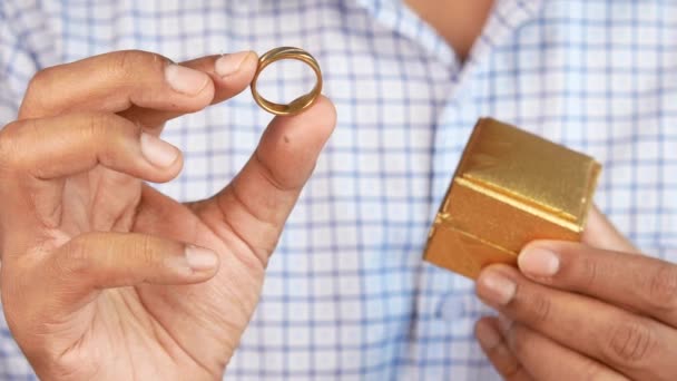 Young man hold a wedding ring in a box — Stock Video