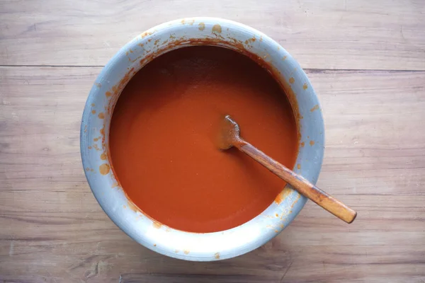 Приготовление томатного соуса в большой миске на столе — стоковое фото