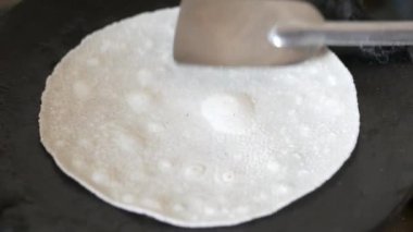 Pişirme tavasında ev yapımı roti chapati. 