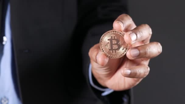 Dhaka bangladesh 23 Μαΐου 2021, κάτοχος χρυσών bitcoins με αντιγραφικό χώρο — Αρχείο Βίντεο