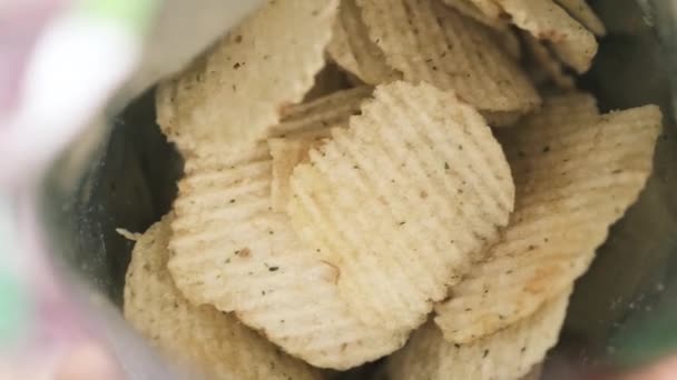 Håller en öppen potato chips paket ovanifrån — Stockvideo