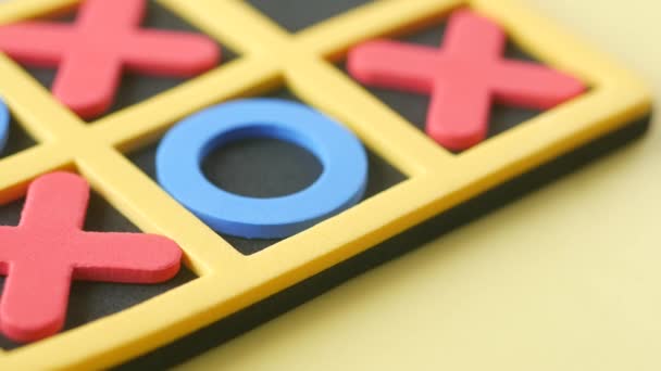Jogo de tabuleiro de lazer de interação infantil no amarelo — Vídeo de Stock