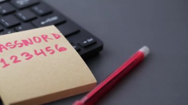 Yapışkan bir nota parola yazmak 